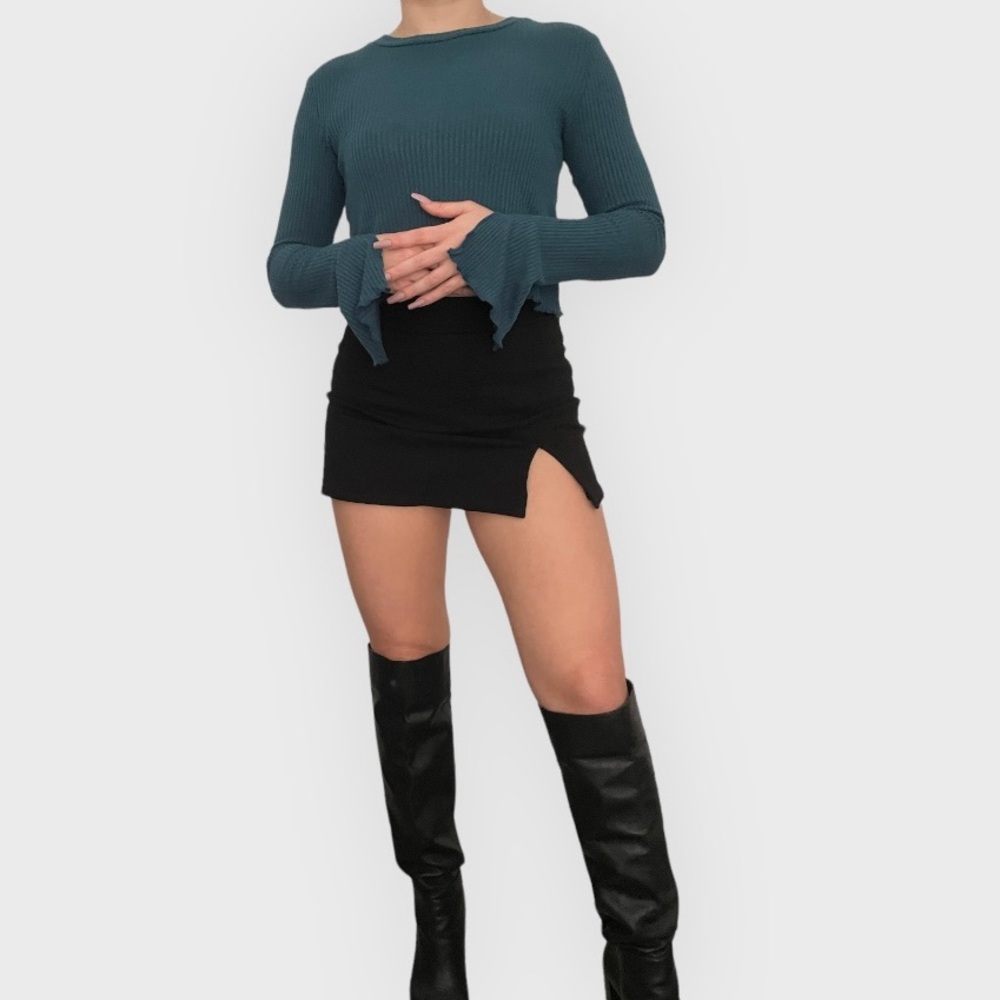 4/$25 Forever 21 ribbed crop top with flare sleeves